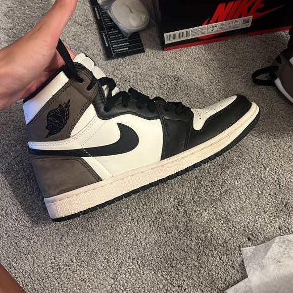 Air Jordan 1 Retro High OG 'Dark Mocha' - Picture 5 of 10